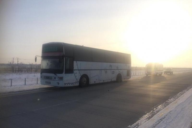 Павлодар тасжолында автобусы бұзылған өзбекстандықтарға көмек берілді