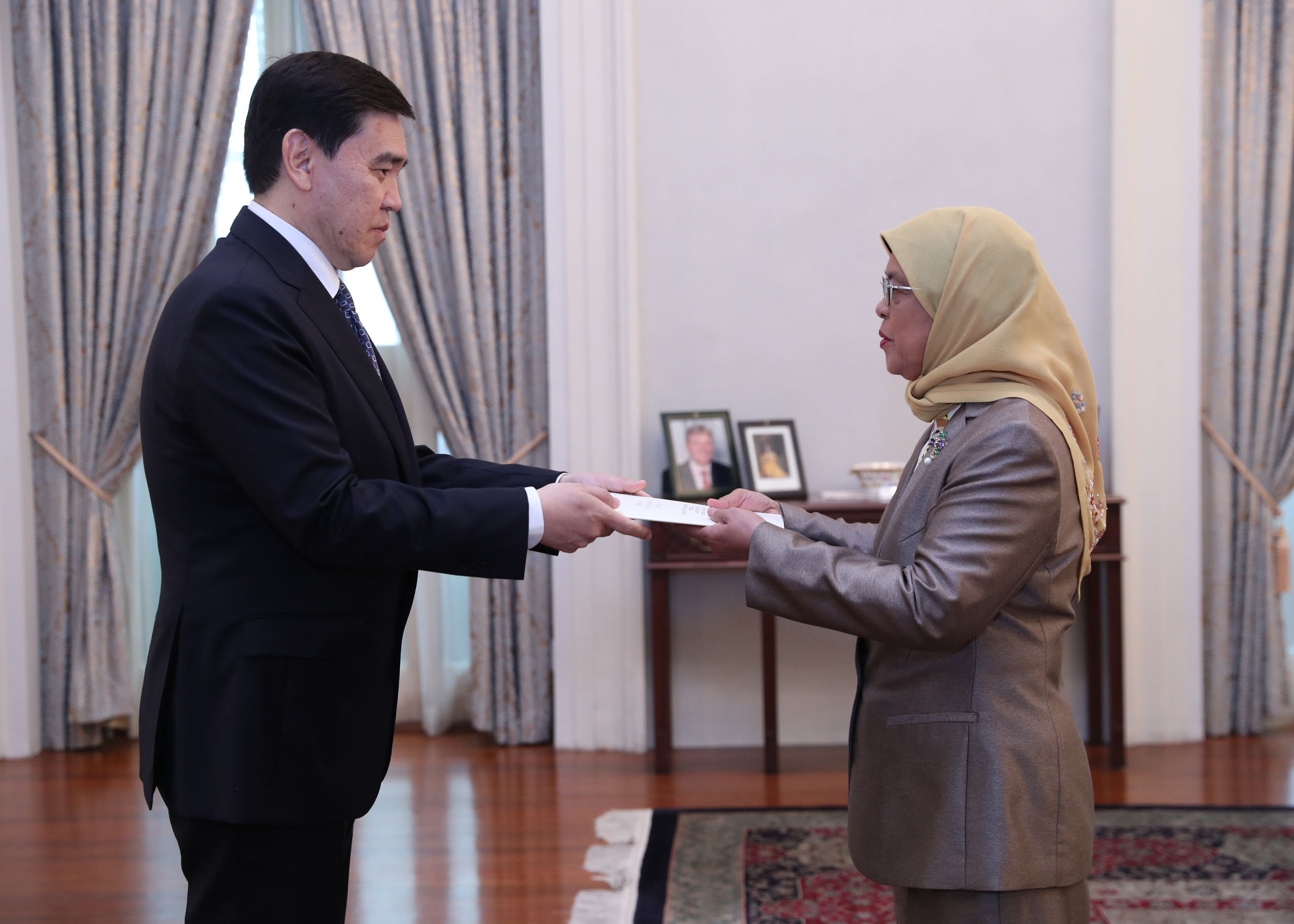 Посол Казахстана вручил верительные грамоты Президенту Сингапура