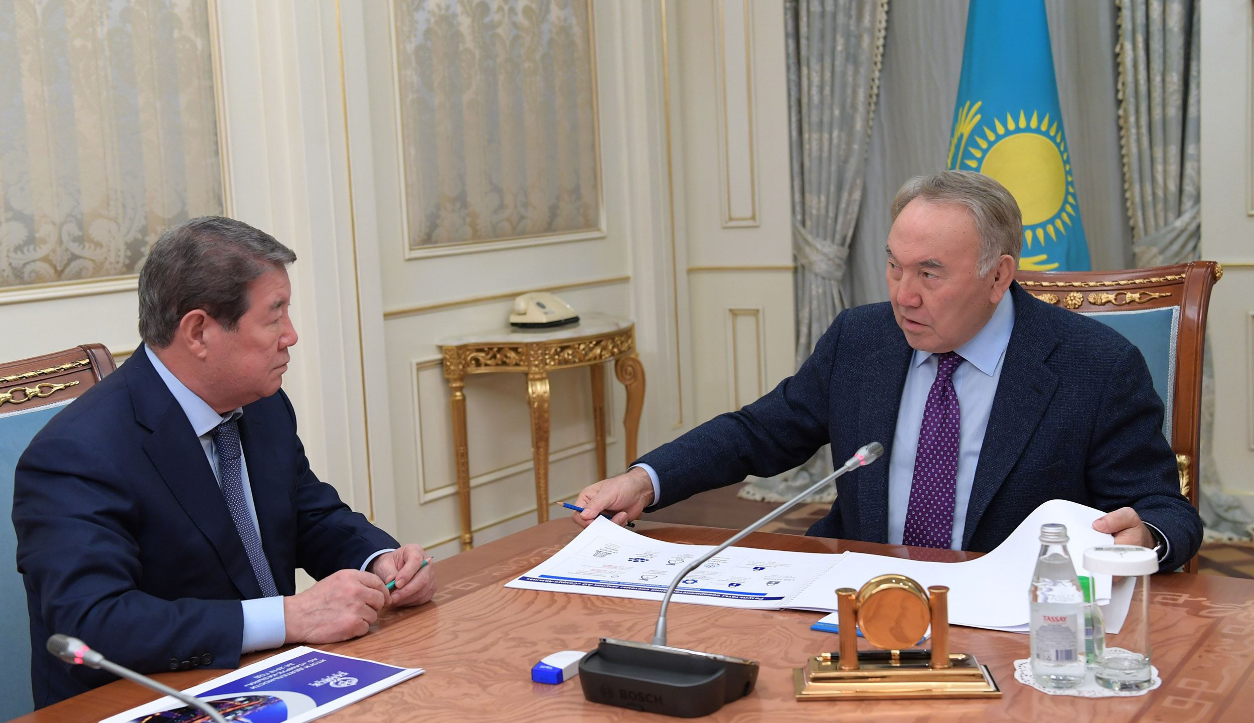 Нурсултан Назарбаев встретился с председателем правления АО «Самрук-Казына» Ахметжаном Есимовым