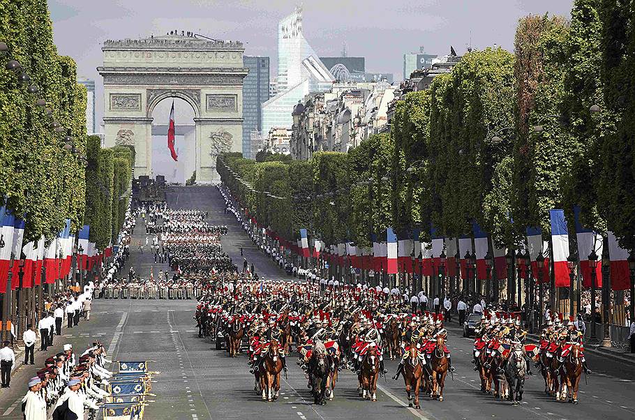 В Париже проходит парад в честь Дня взятия Бастилии