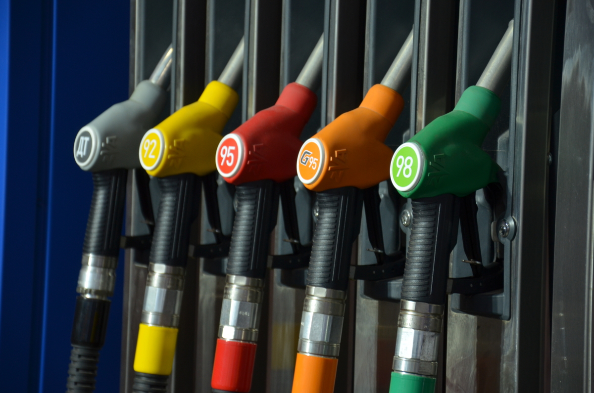 Цены на бензин в России снизились на 4%