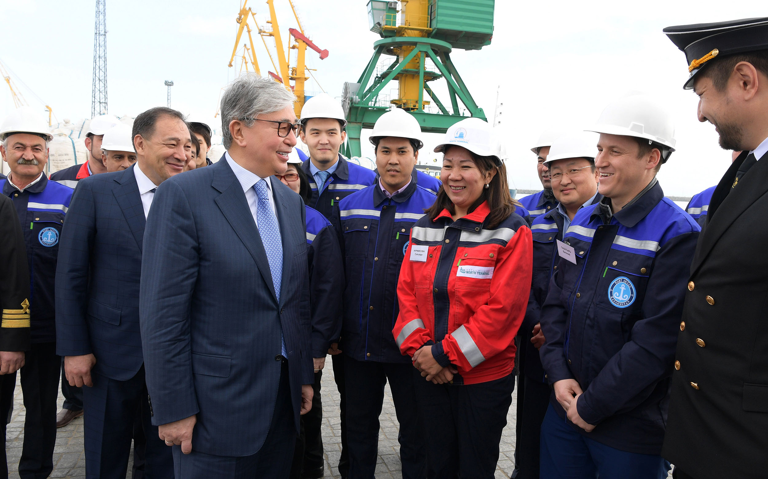 Президент ознакомился с техническими возможностями Актауского международного морского торгового порта
