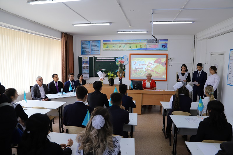 Глава Минфина РК Алихан Смаилов провел урок в столичной школе