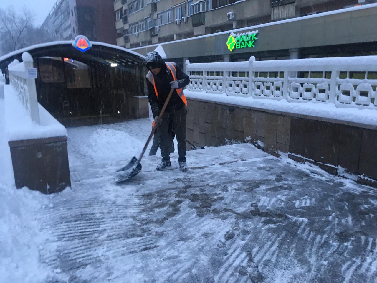 Уборкой снега в Алматы занимаются 574 ед. спецтехники