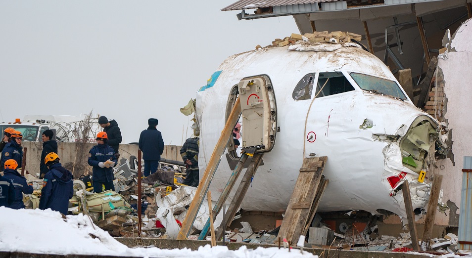 В интернете появилось видео падения самолёта Fokker-100 в аэропорту Алматы