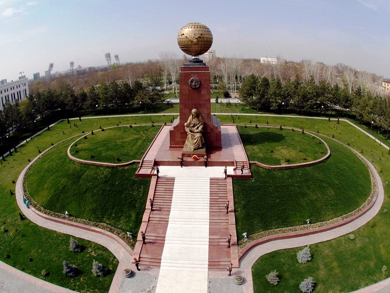 Касым-Жомарт Токаев возложил цветы к монументу Независимости в Ташкенте