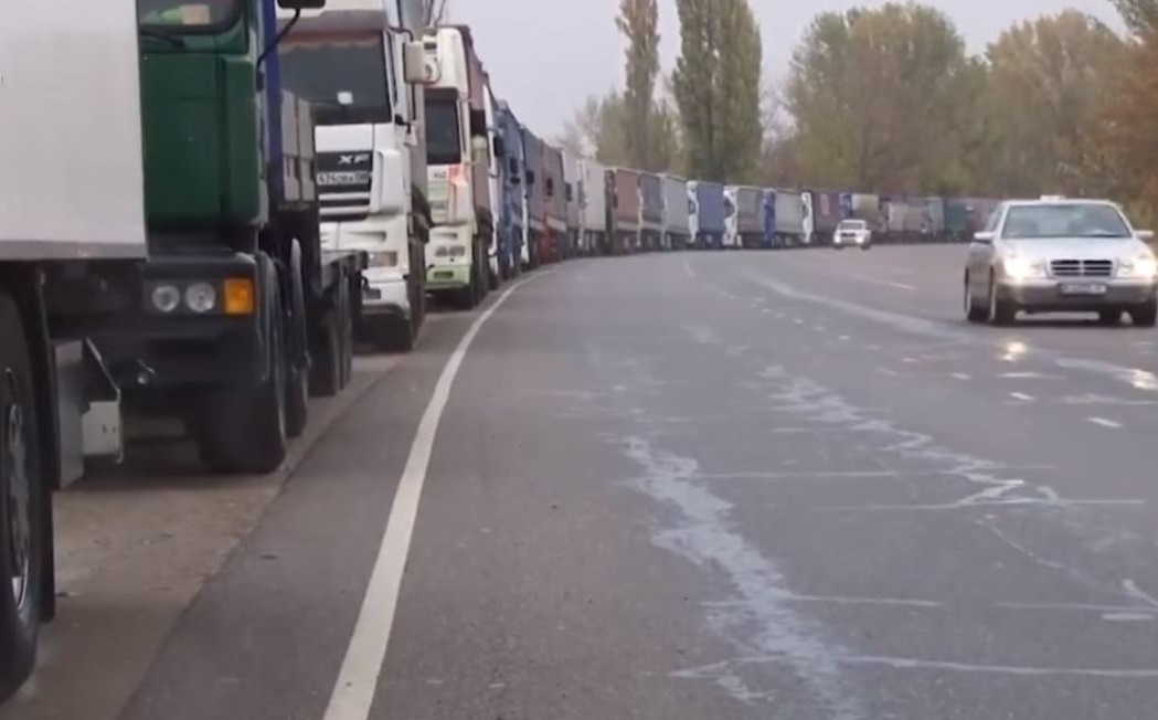 КГД о претензиях Кыргызстана: почти у всех грузовых машин, заехавших в РК, были нарушения