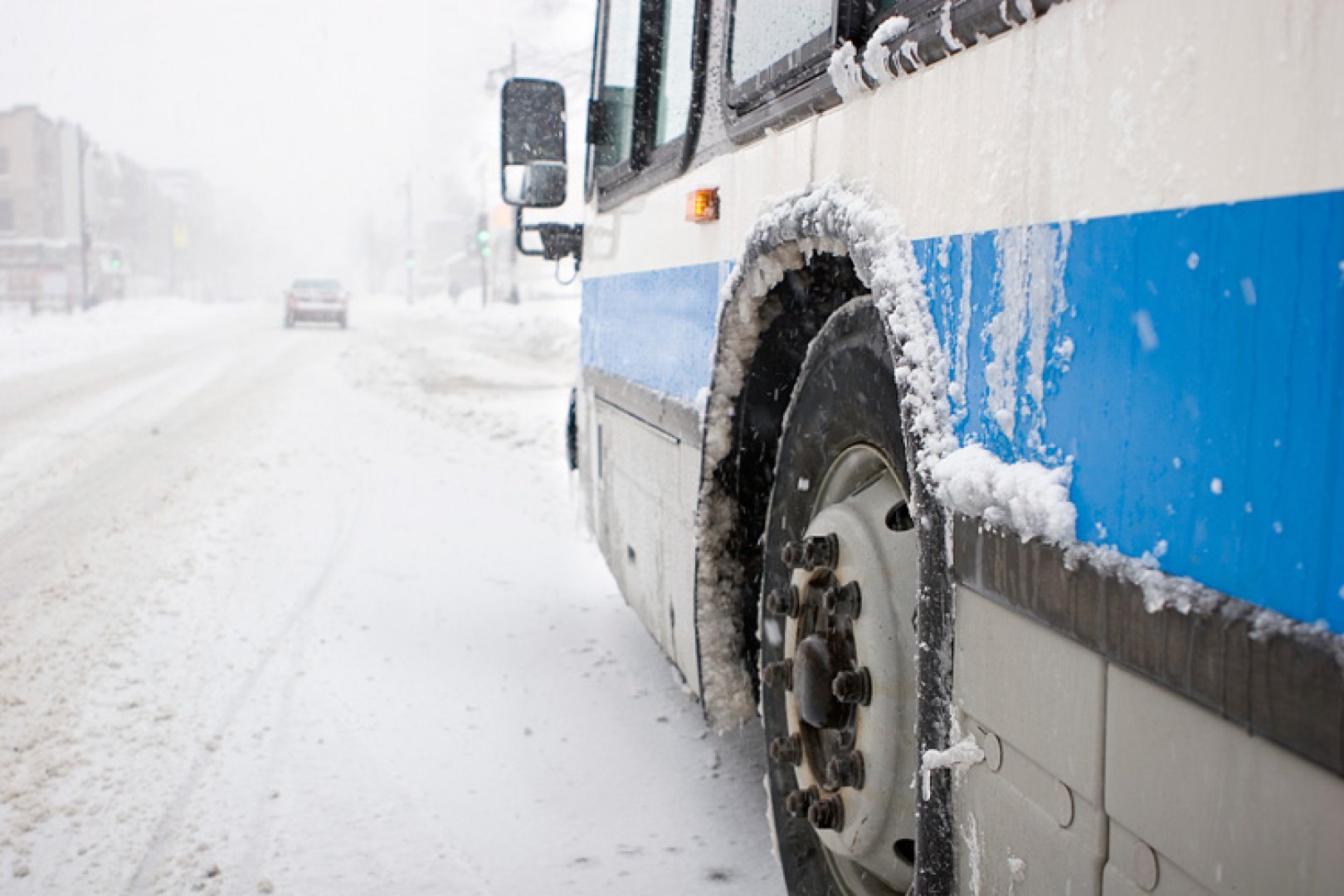Казахстанские спасатели эвакуировали граждан Узбекистана из сломавшегося на трассе в мороз автобуса