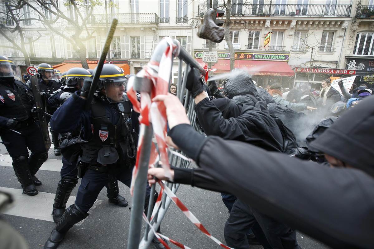 В Париже завершились протесты "желтых жилетов"