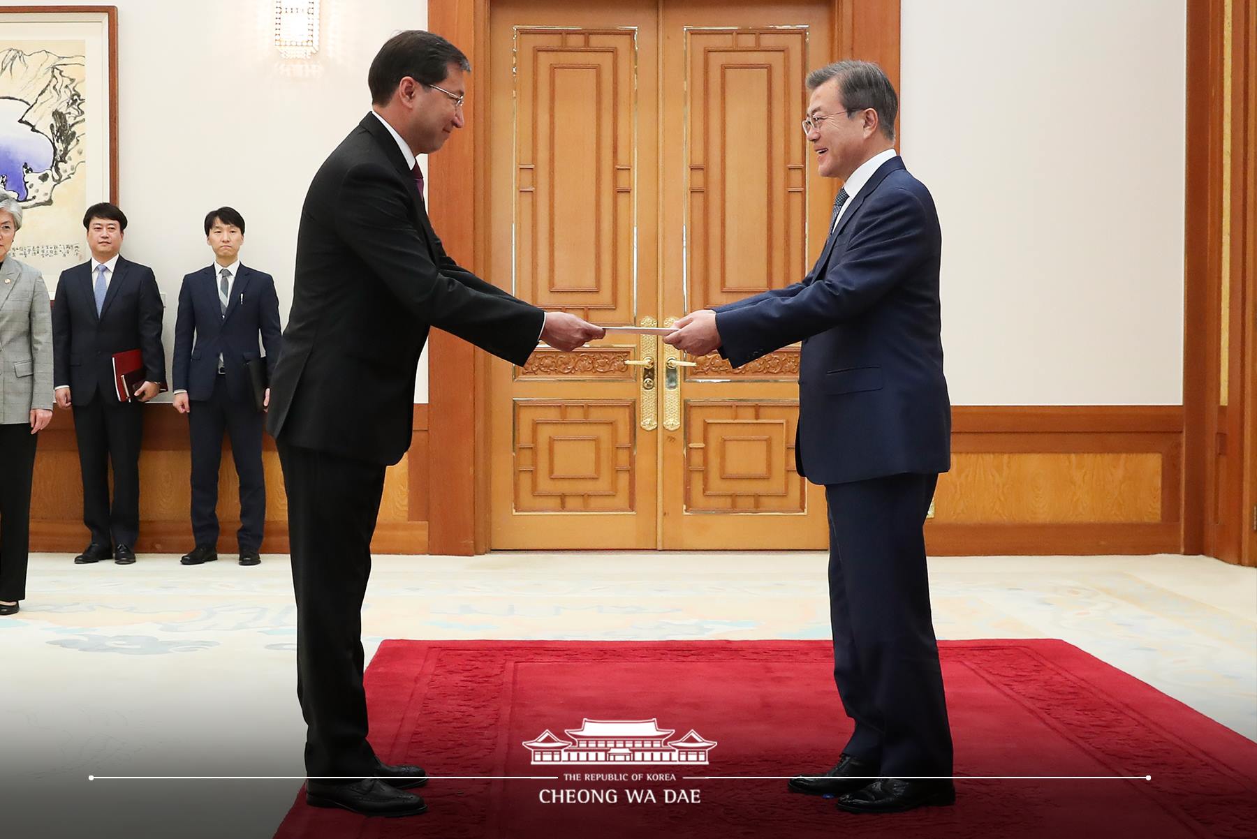 Посол Казахстана вручил верительные грамоты Президенту Республики Корея