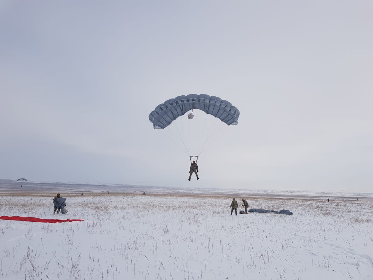 1000 воинов-десантников совершили парашютные прыжки