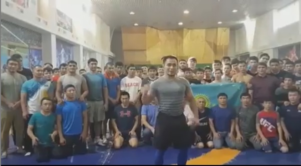 Казахстанские спортсмены проводят флешмоб в поддержку спорта и стабильности 
