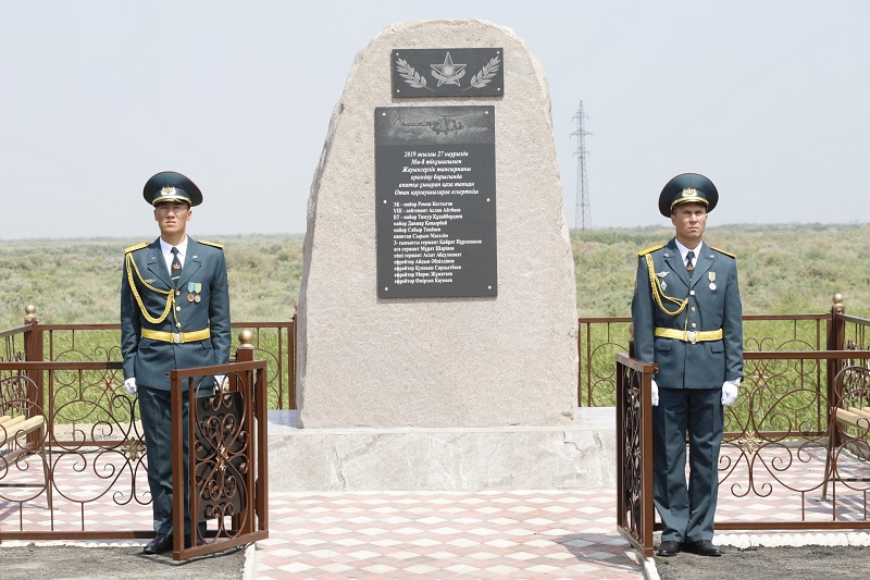 На месте крушения вертолета Ми-8 открыли памятник погибшим военнослужащим