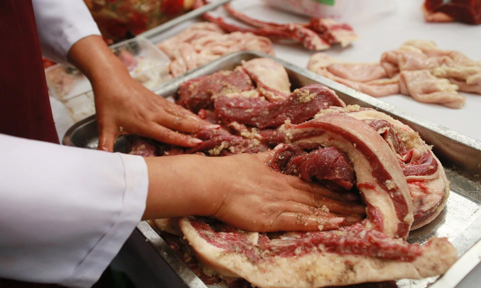 Есть мясо конины. Казахские мясные деликатесы. Казахское мясо казы.