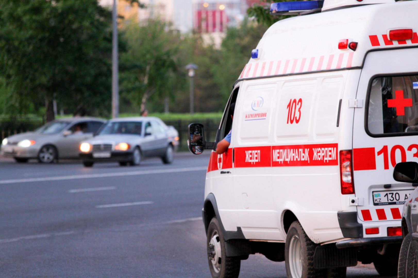 В Алматы в ДТП попала скорая, перевозящая пациента