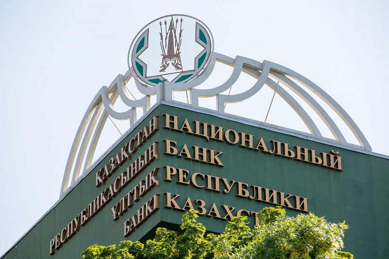 Алматинские юристы подали в суд на Нацбанк