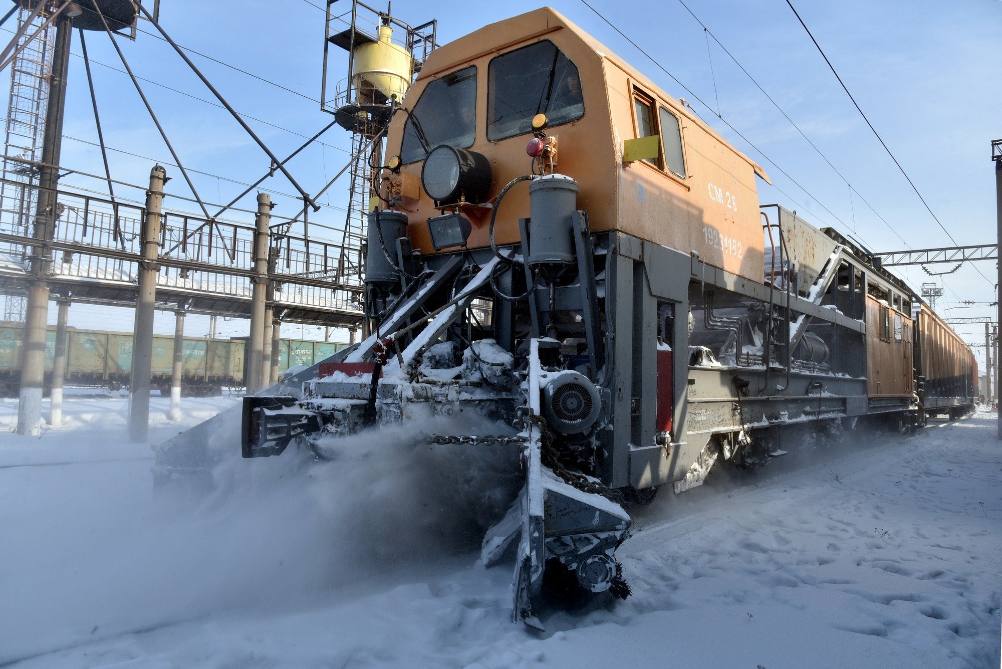 Более 9 тыс. железнодорожников задействовано в уборке снега