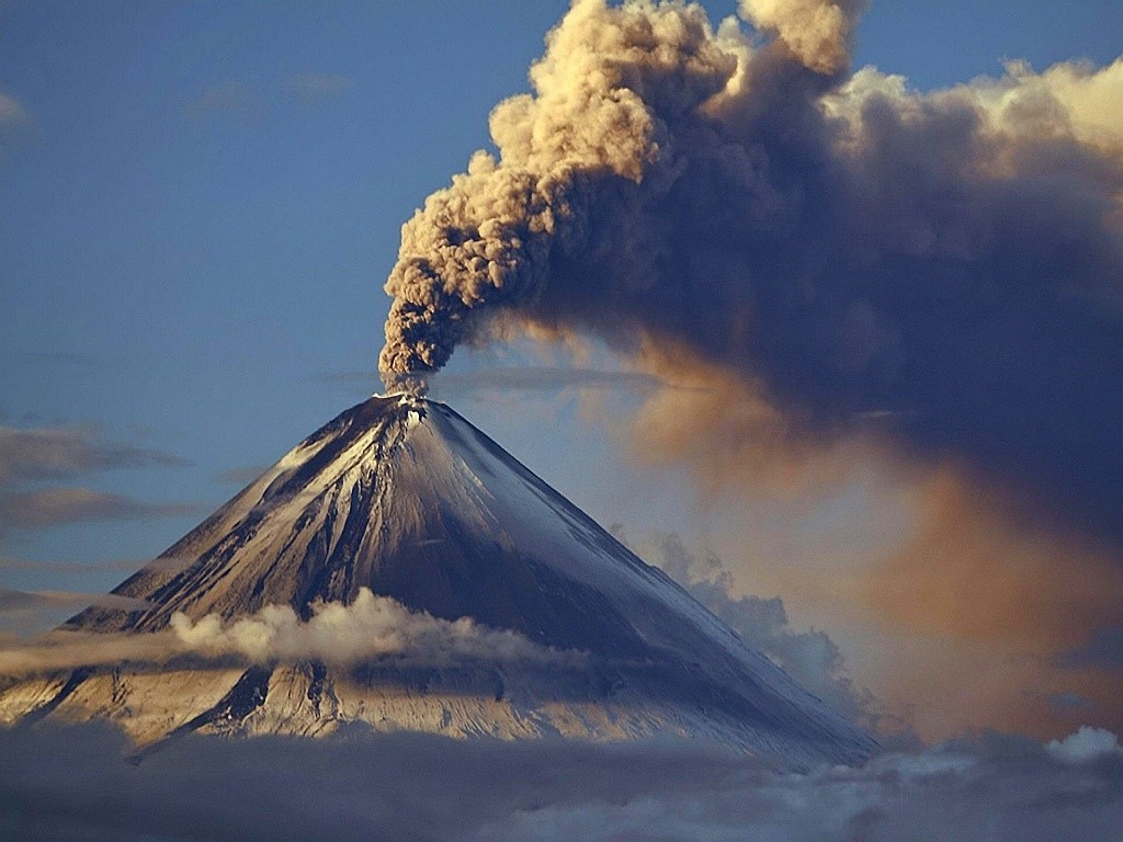 Вулкан Эбеко на Курилах выбросил столб пепла высотой 4,5 километра