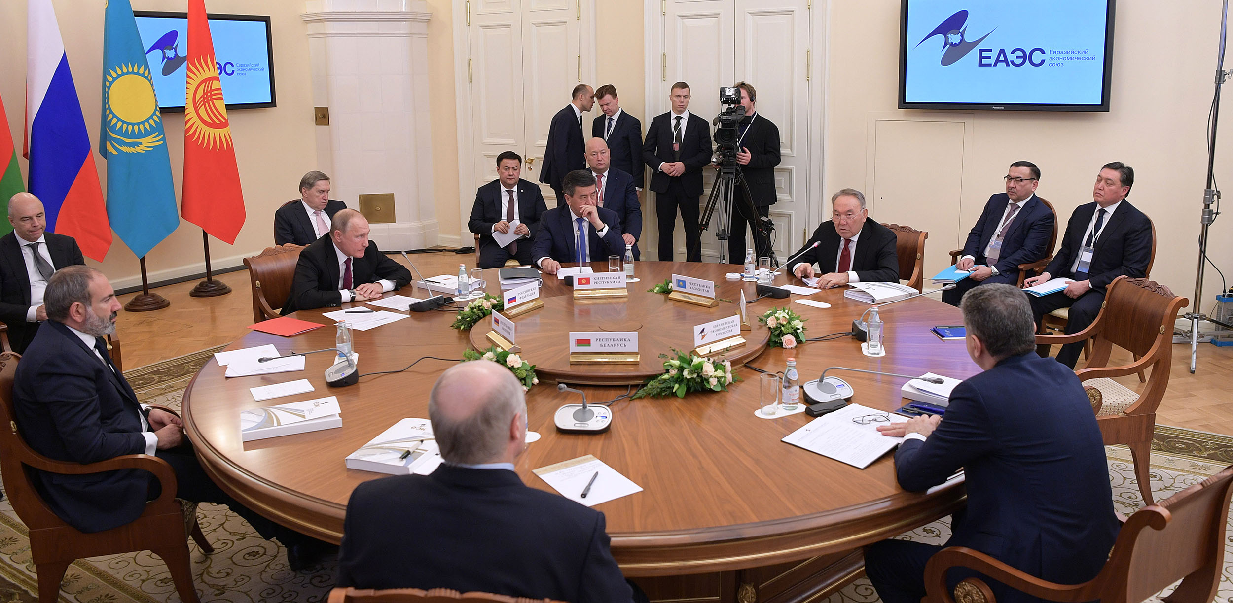 Нурсултан Назарбаев подчеркнул необходимость реализации "якорных" проектов в ключевых секторах экономики стран ЕАЭС 