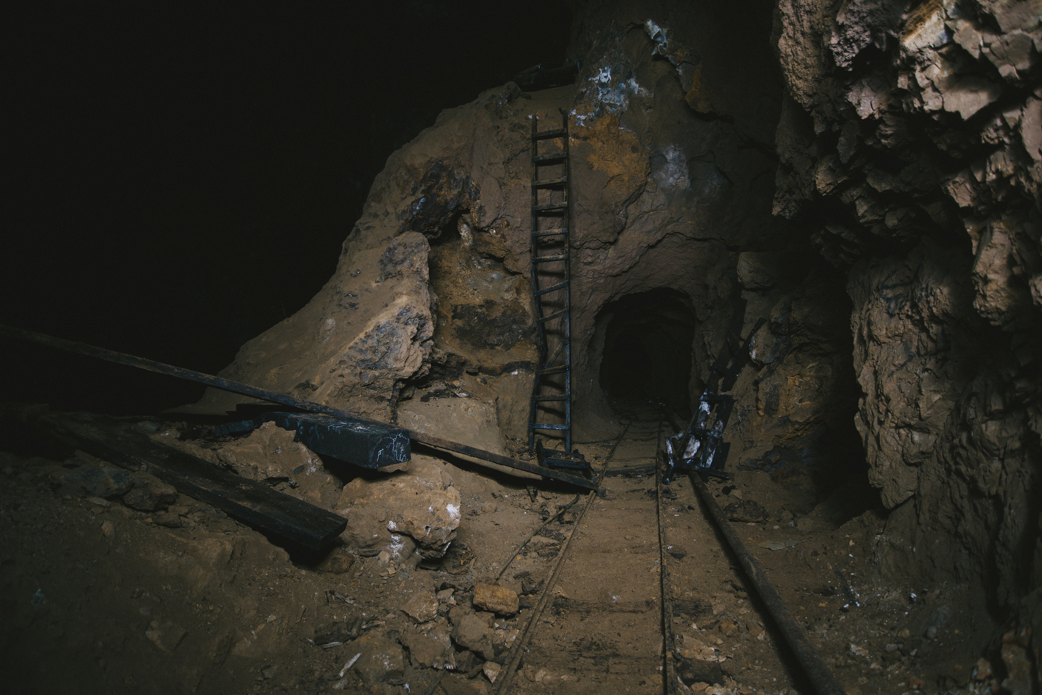 На шахте в Китае 22 человека заблокированы под землей после горного удара