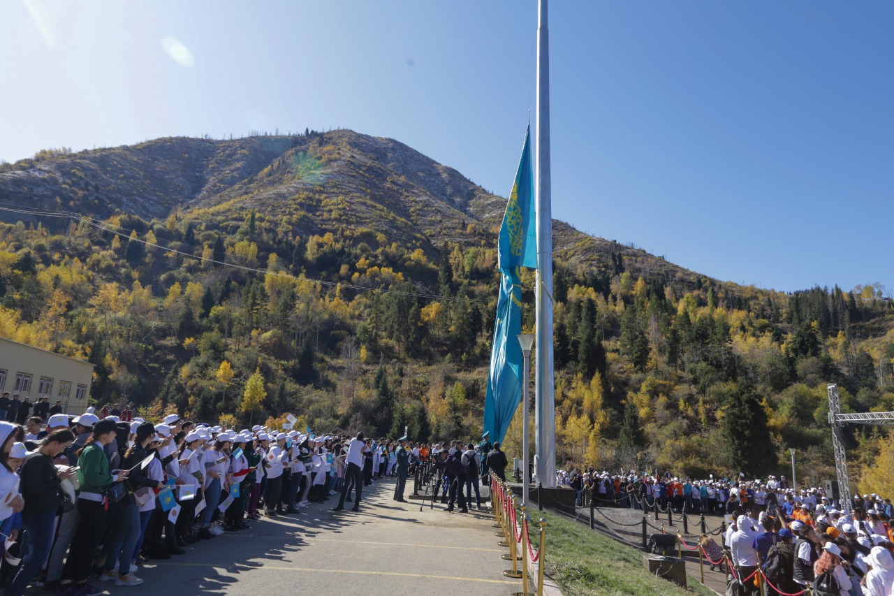 На "Медеу" подняли самый большой флаг Казахстана