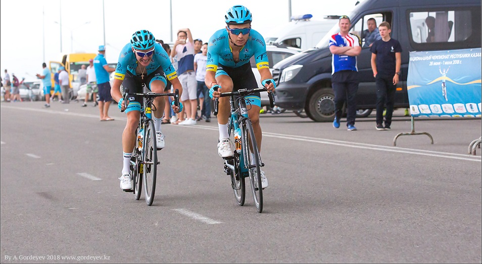 «Вуэльта Андалусии» - два гонщика «Астаны» на заднем колесе у лидера