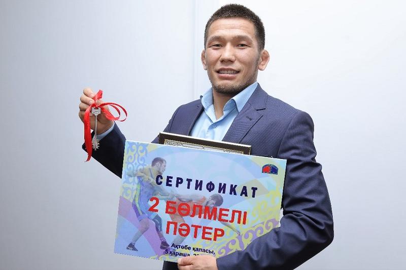 Әлем чемпионатының күміс жүлдегері Нұрислам Санаевқа пәтер берілді