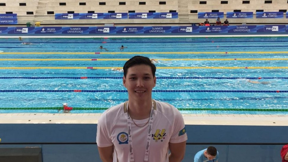 Айбек Камзенов взял золото на международном турнире по плаванию в Минске