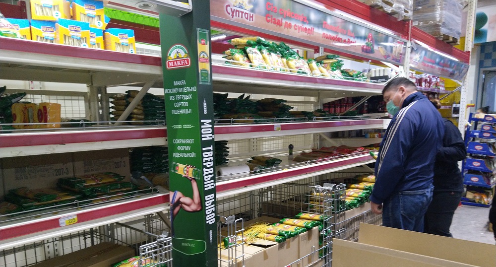 Продажи в супермаркетах Алматы упали на 50%