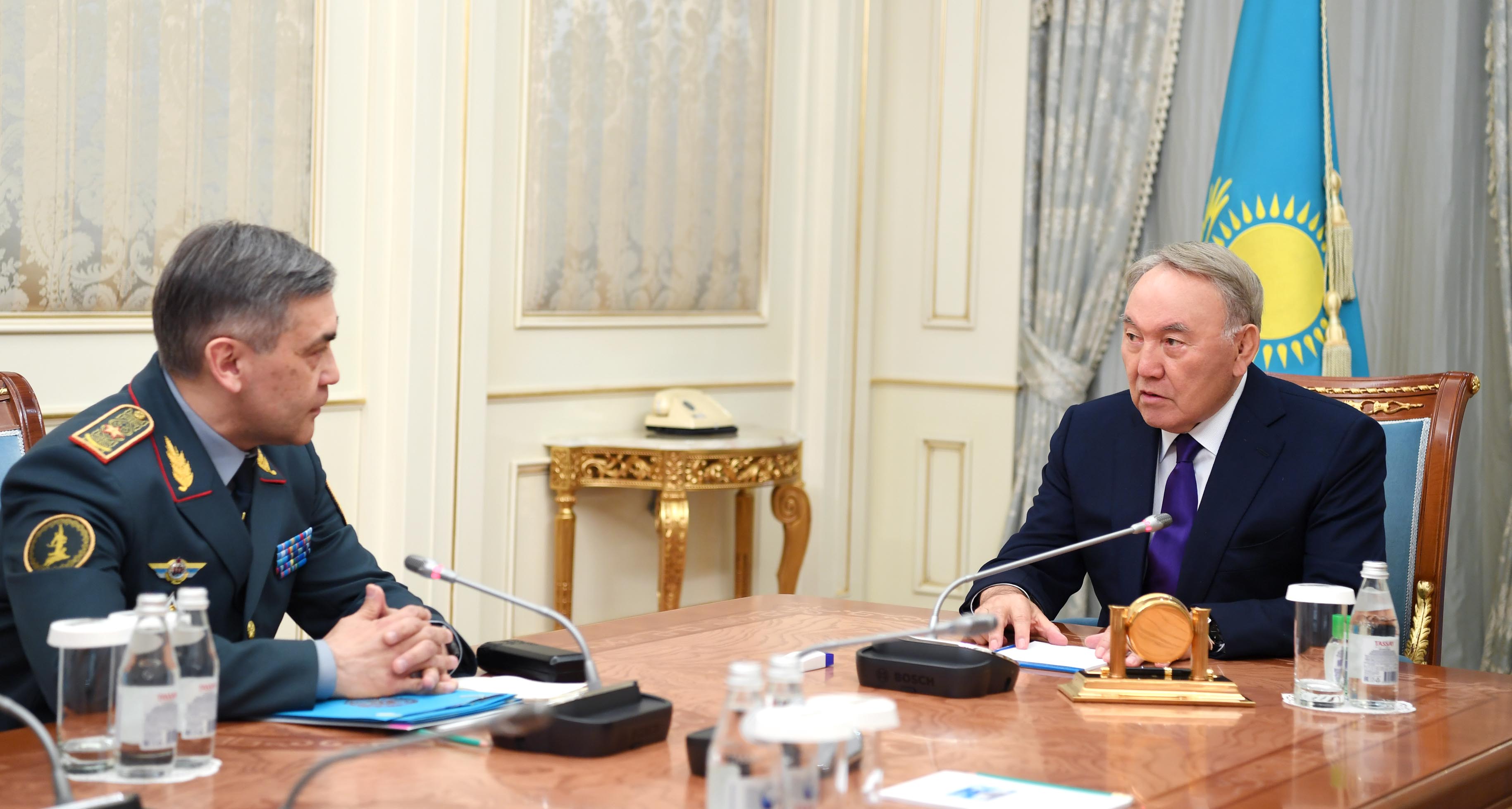 Нурсултан Назарбаев принял министра обороны Нурлана Ермекбаева