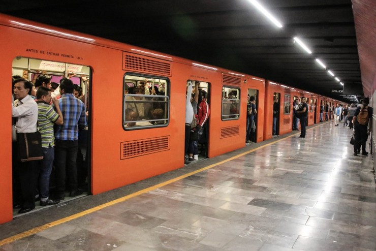 В Мехико один человек погиб, еще 40 пострадали при столкновении двух составов метро
