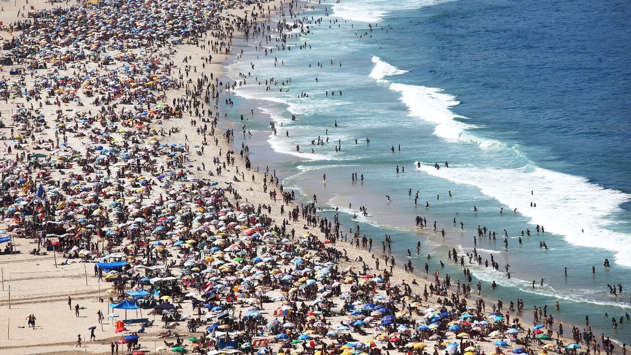 350 тонн мусора собрали на пляже Копакабана в Бразилии после празднования Нового года