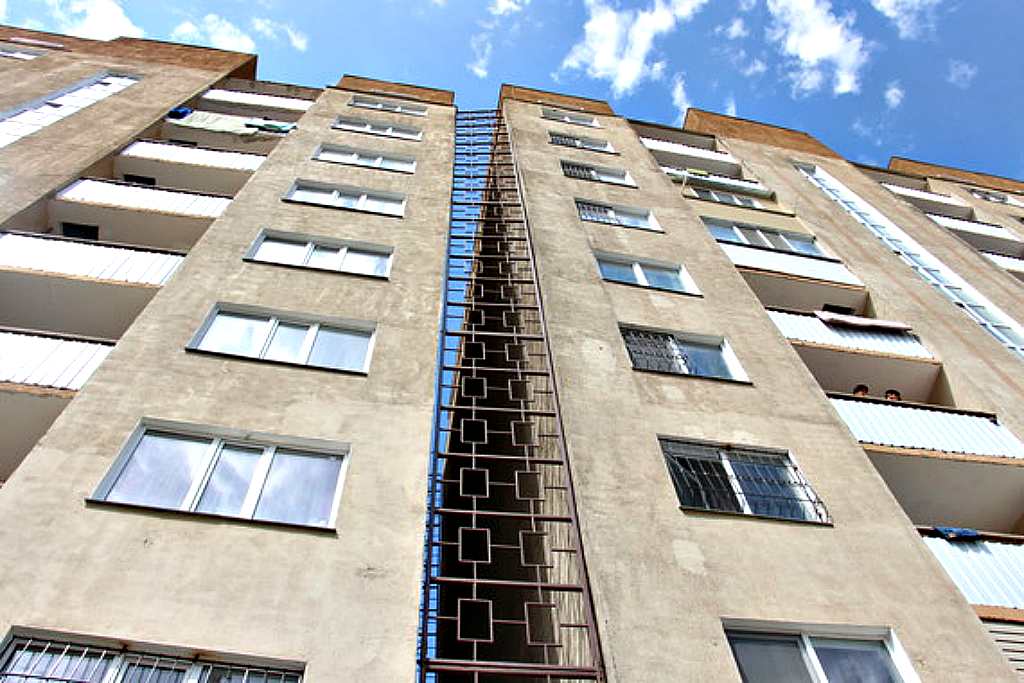 "Кривой дом" напугал жильцов в Алматы