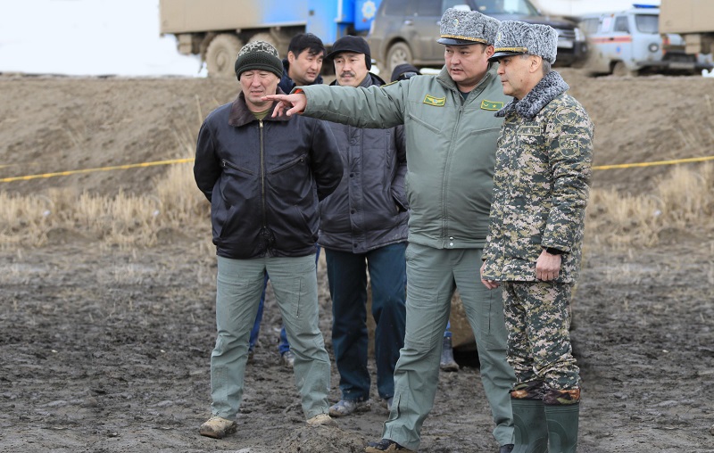Министр обороны РК прибыл на место крушения вертолета
