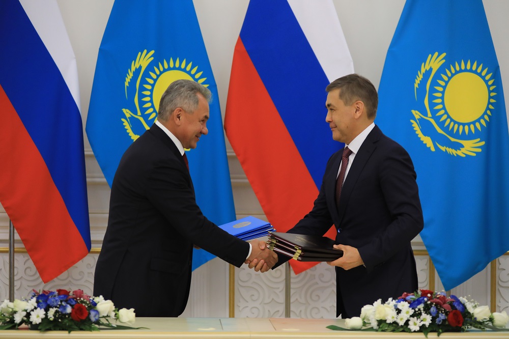 Казахстан и Россия подписали обновленный договор о военном сотрудничестве