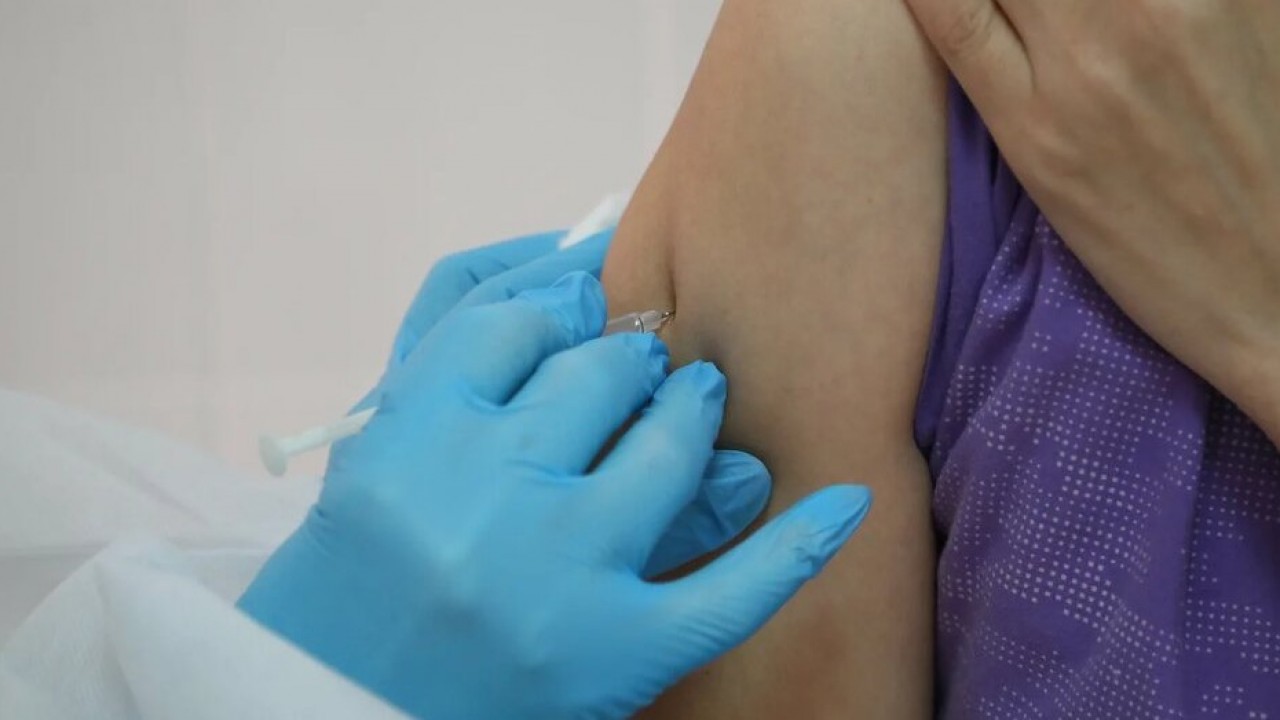 Казахстанцам предлагают лечить "последствия вакцинации"