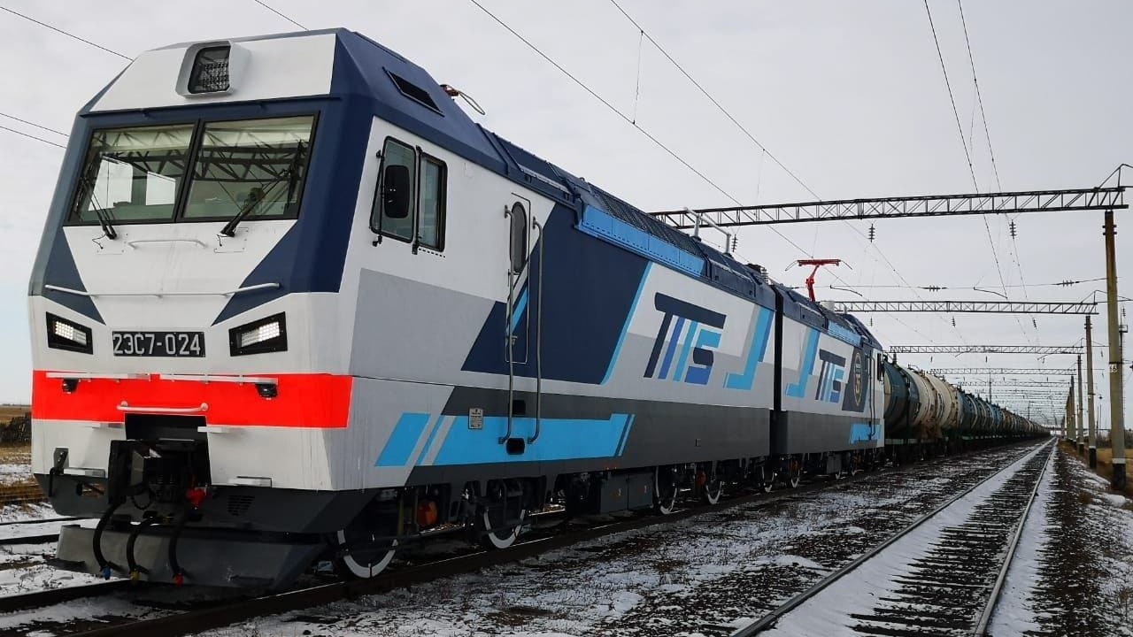 Уникальные перевозки: в Казахстане совершены перевозки поездов повышенной массы  