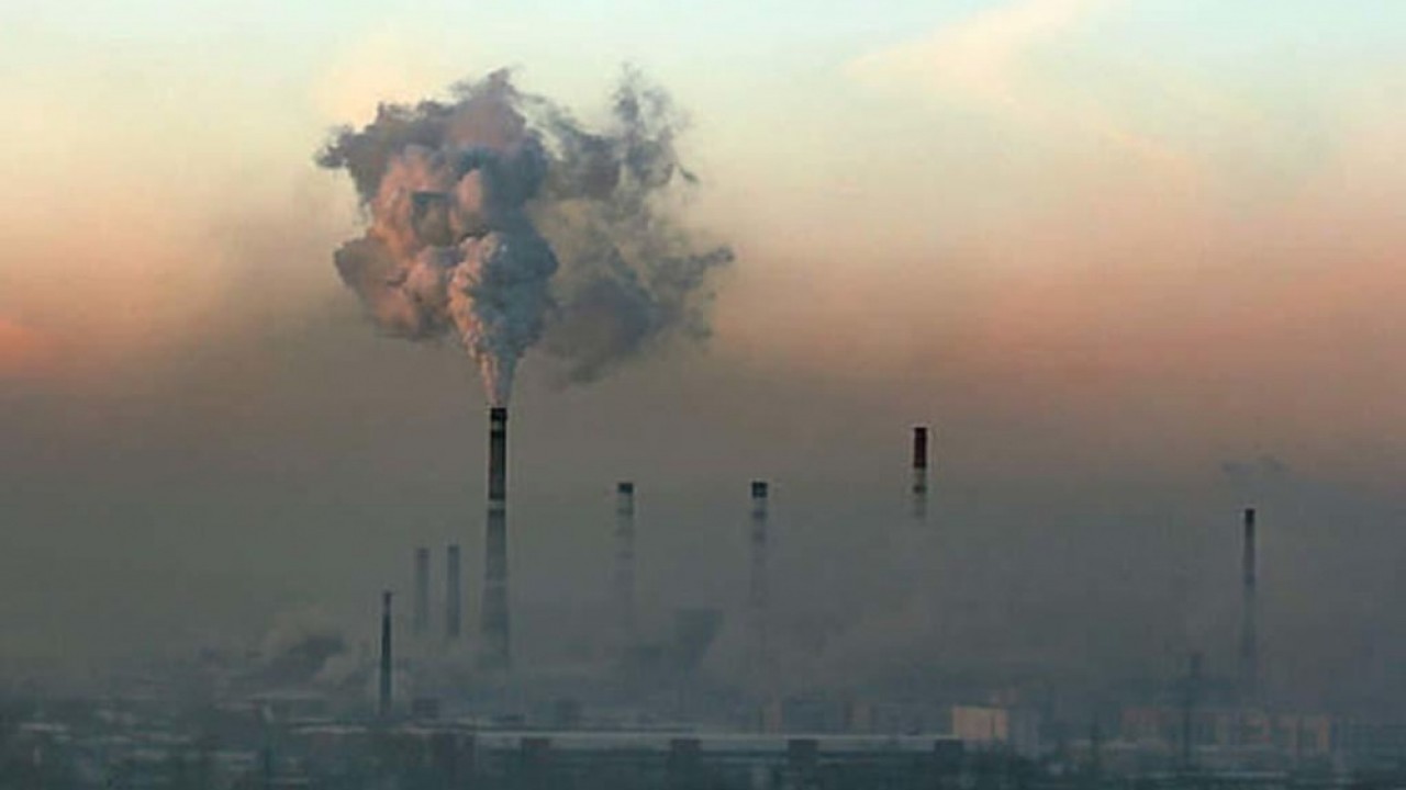 Глава минэкологии назвал причину розового дыма в Усть-Каменогорске