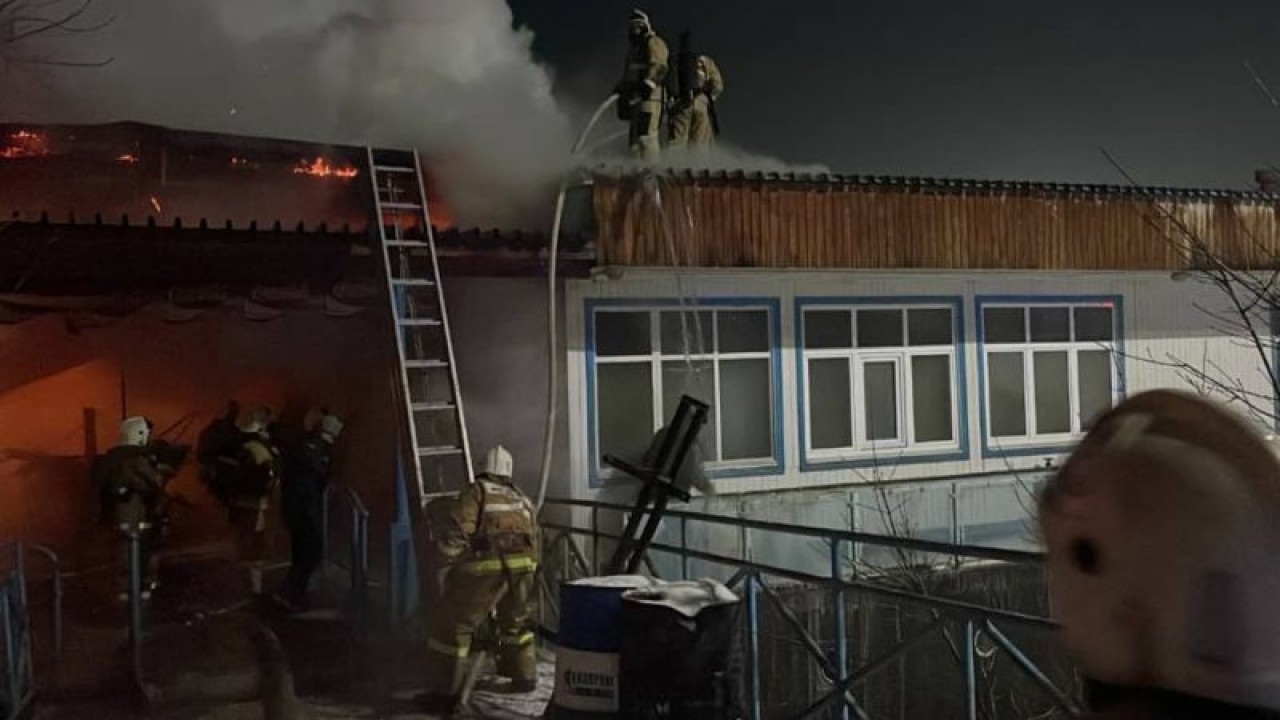 В Усть-Каменогорске загорелись два теплохода и кафе-пристань