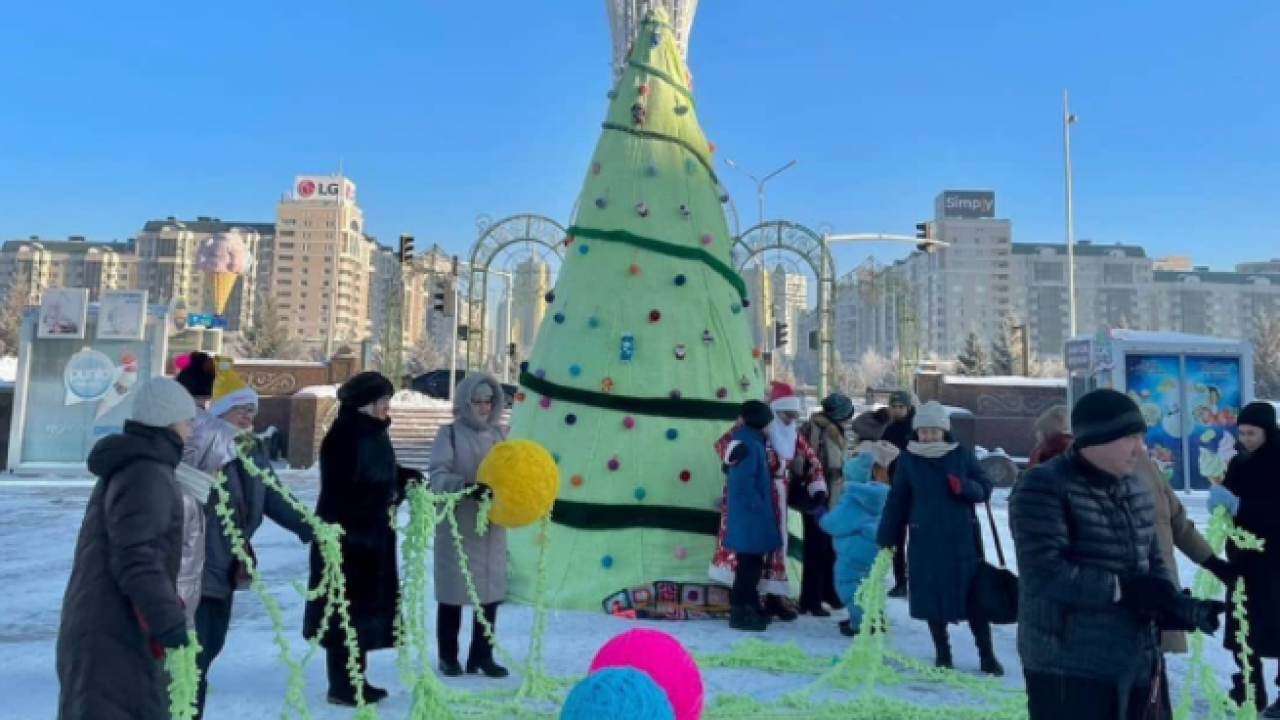 В столице поставили елку, связанную жителями пяти стран