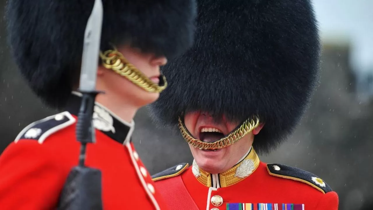 Королевские гвардейцы промаршировали по ребенку в Лондоне - видео