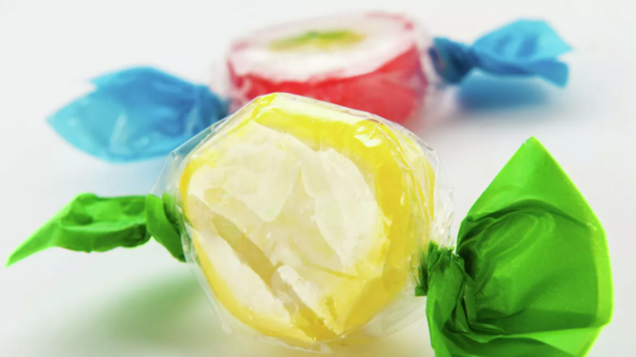 Жестокость в детсаду Алматы: малыши "подкупали" воспитателей конфетами