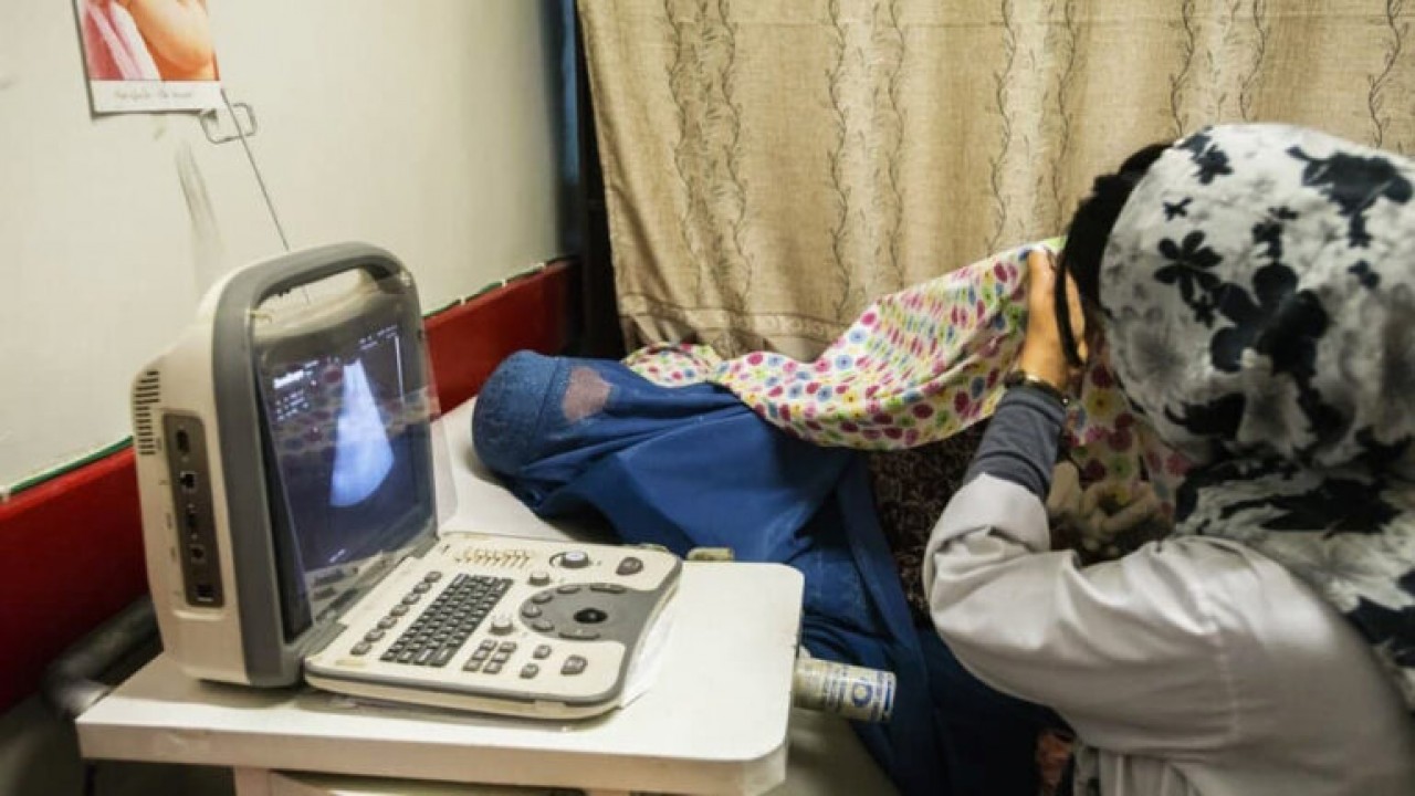Женщины в Афганистане не могут попасть в больницы без сопровождения мужчин