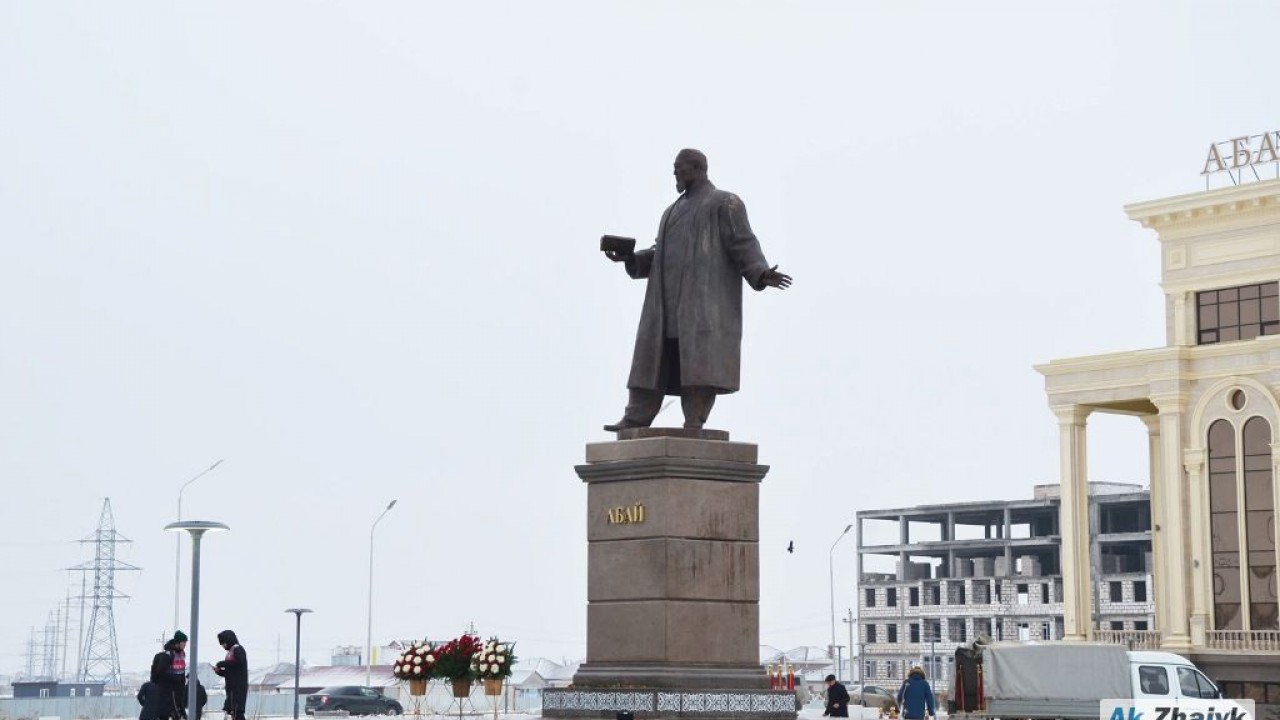 "Памятник коррупции": монумент в честь Абая открыли в Атырау