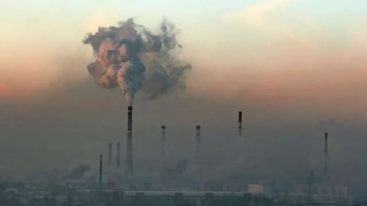 Глава департамента экологии по ВКО объяснил причину красного дыма в Усть-Каменогорске  