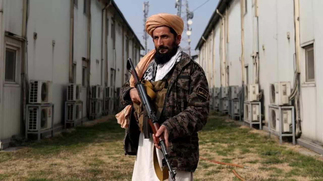 "Талибан"* запретил включать музыку в машинах и возить женщин без хиджаба