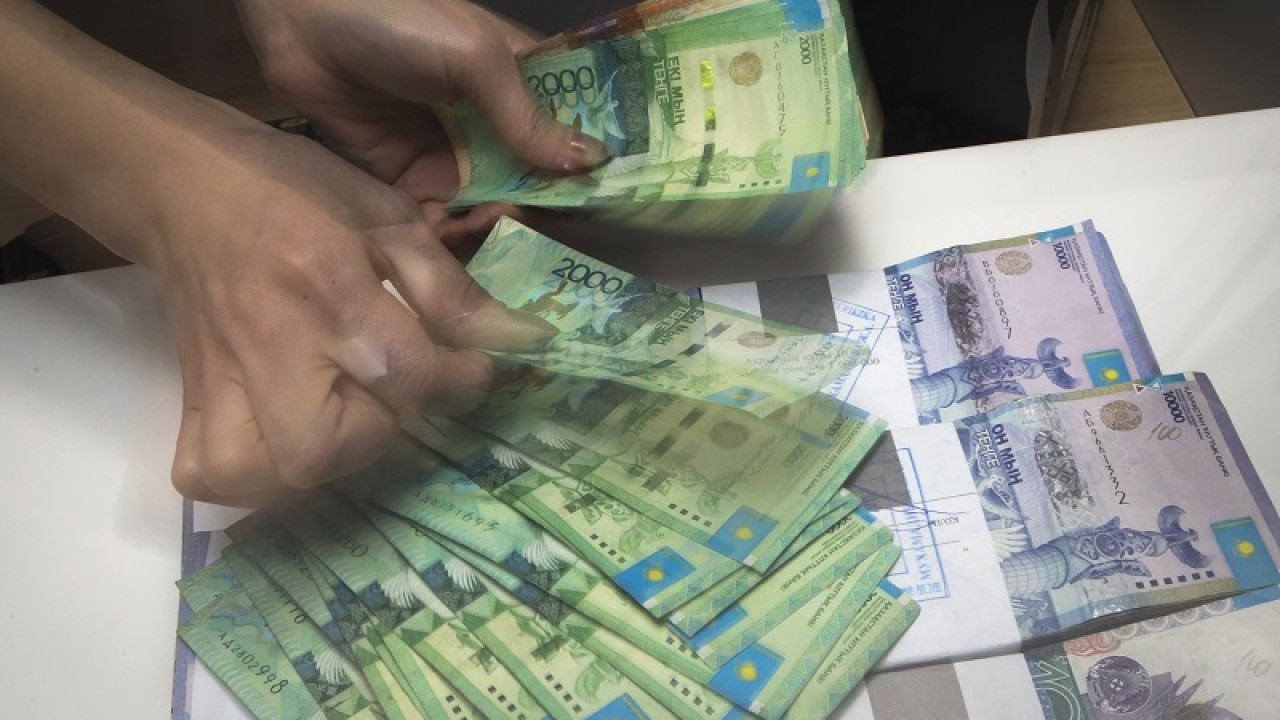 Казахстанцы перевели в 4 раза больше средств, чем получили из-за рубежа  