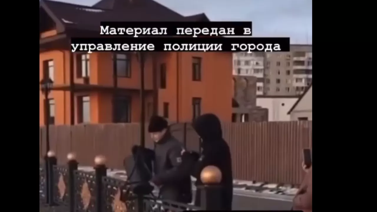 Аким Павлодара попросил публично извиниться подростка, который бросал урну на набережной