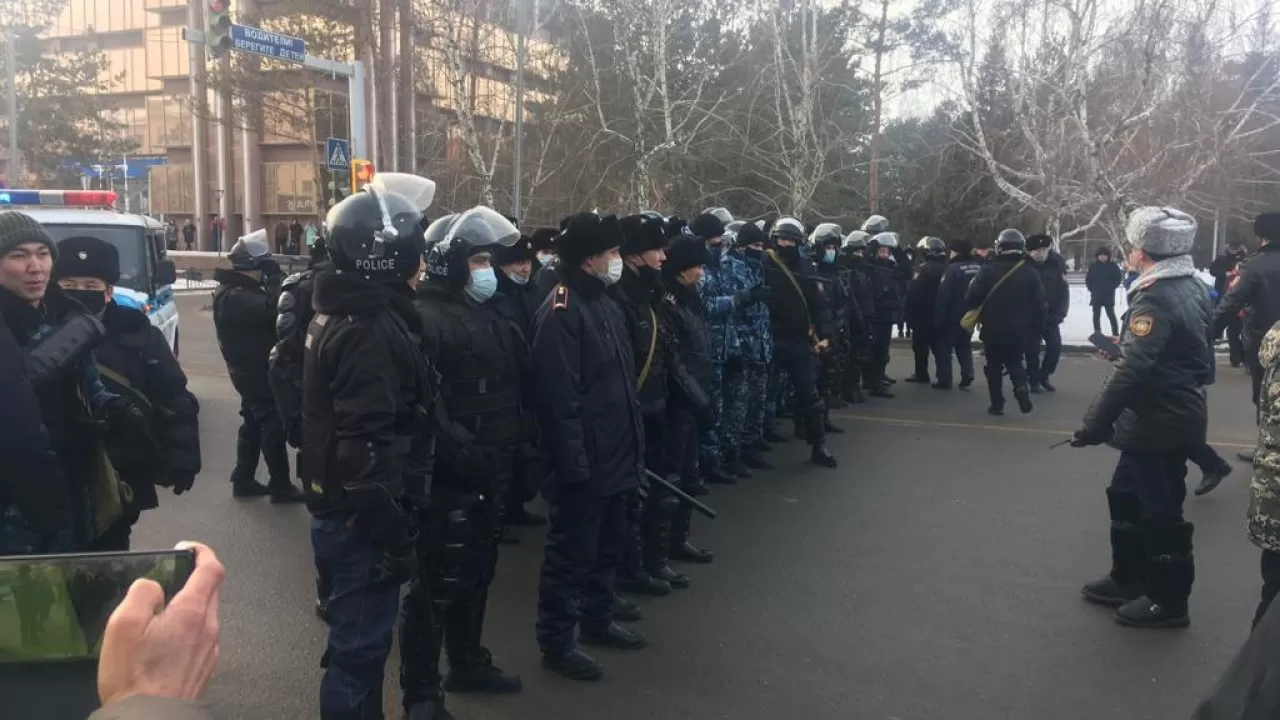 Павлодарские митингующие сдерживали провокаторов  