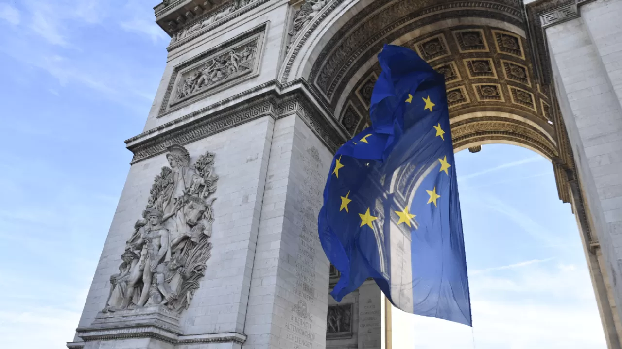 Правые политики во Франции раскритиковали флаг ЕС на Триумфальной арке Парижа